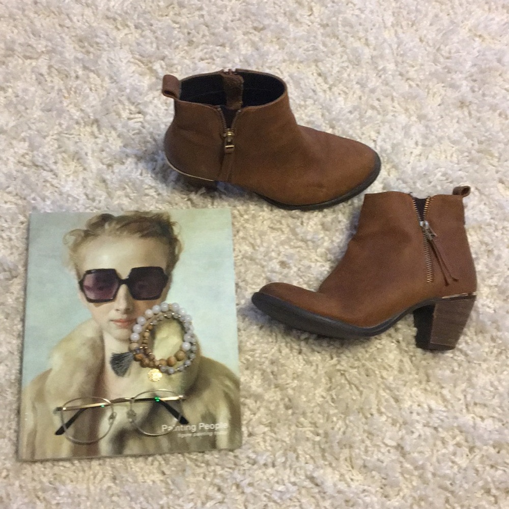 Steve Madden brown ankle leather booties. Size 8